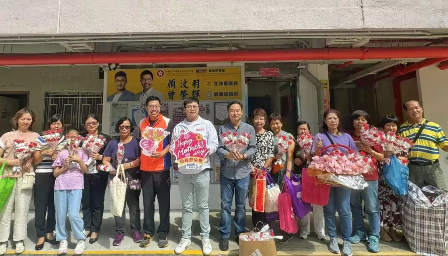 曾榮輝顏汶羽母親節派花頌親恩