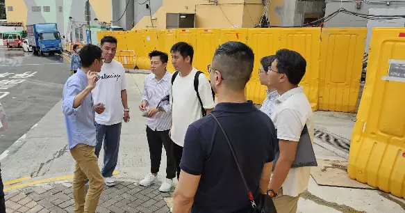 跟進富蝶邨二期閘口前塞車問題及建築廢料堆積問題