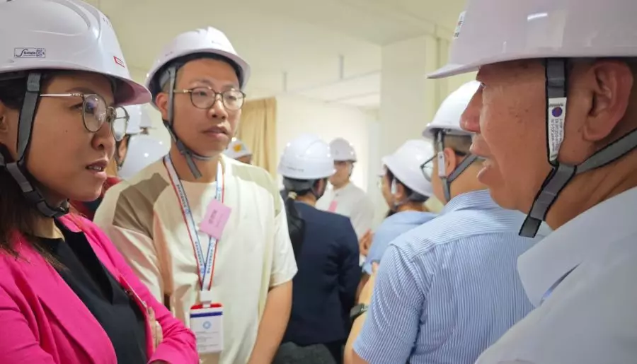 觀塘區議會視察彩興路簡約公屋