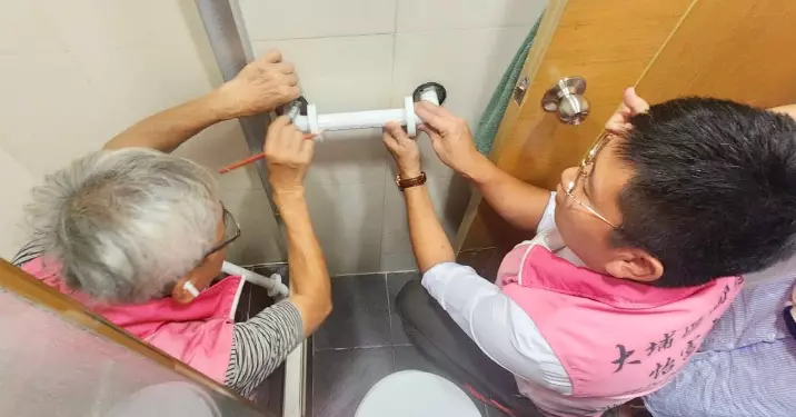 為受傷獨居長者家居安裝扶手