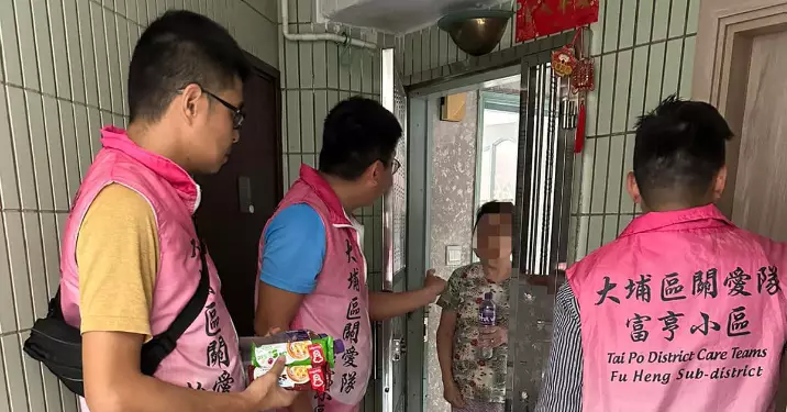 大埔怡富關愛隊支援受停水停電影響的怡禮閣居民