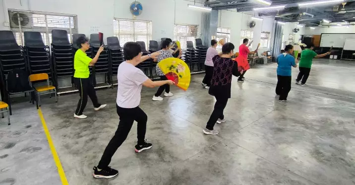 屯門警區防騙太極扇及「耆」樂無窮龍獅班