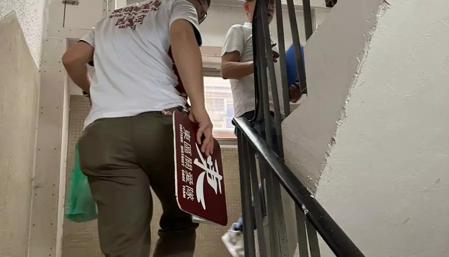 西灣河關愛隊｜為西灣河區三無大廈及獨居長者上門送出愛心食物福袋及家訪