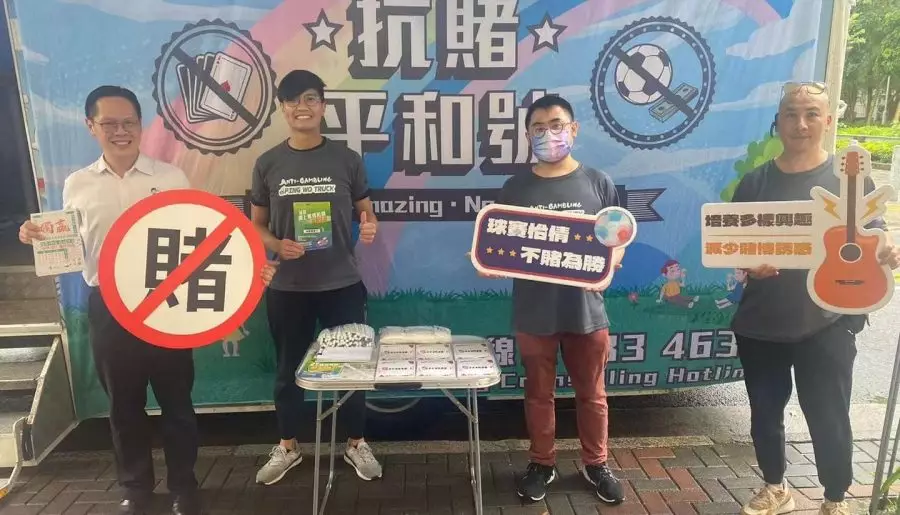 協助平和基金向柴灣街坊宣傳抗賭訊息