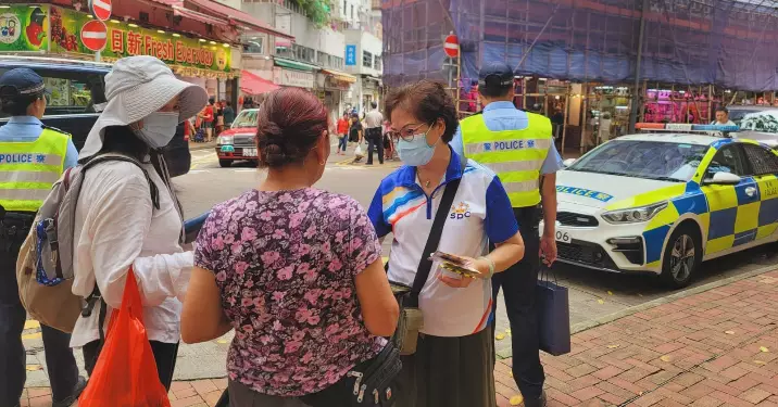 灣仔警區耆樂警訊 《道路安全推廣 – 傳單派發》