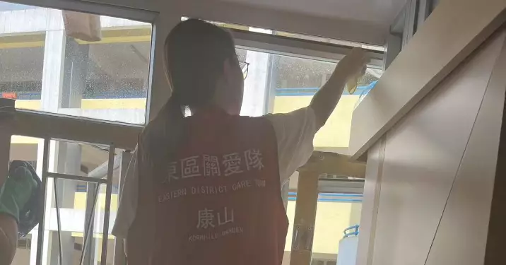 東區康山關愛隊助家居清潔 為居民送上關懷及溫暖