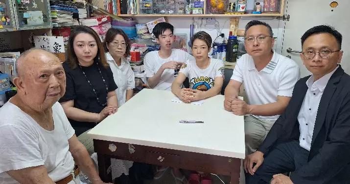 裝修工猝逝  《巴士的報》讀者捐善款深水埗關愛及社區發展基金  助苦主一家渡難關