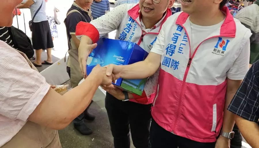 新民黨東區團隊|為東區街坊送贈月餅