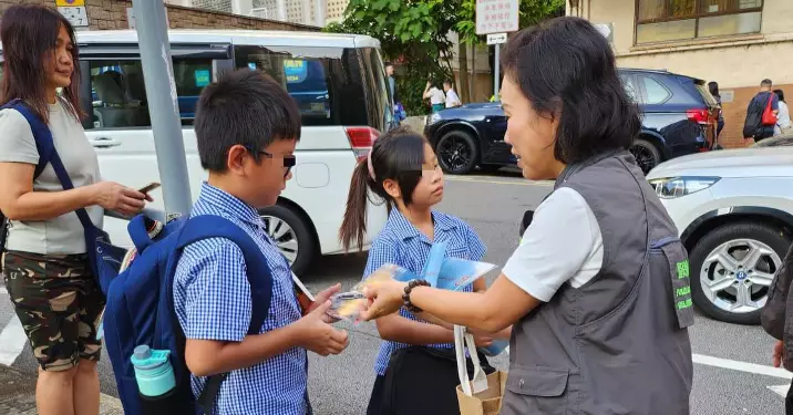 開學日！東區警民關係組人員 道路安全及防騙宣傳