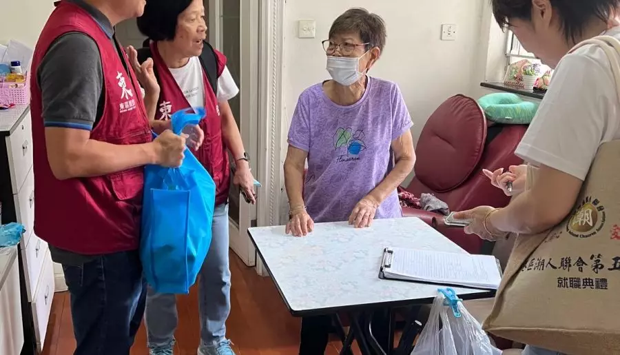 新民黨柴灣團隊|為小西灣街坊上門贈送月餅