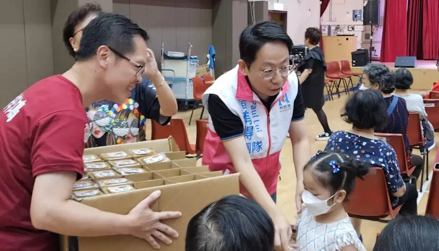 新民黨東區團隊|為炮台山街坊送贈月餅及獻唱