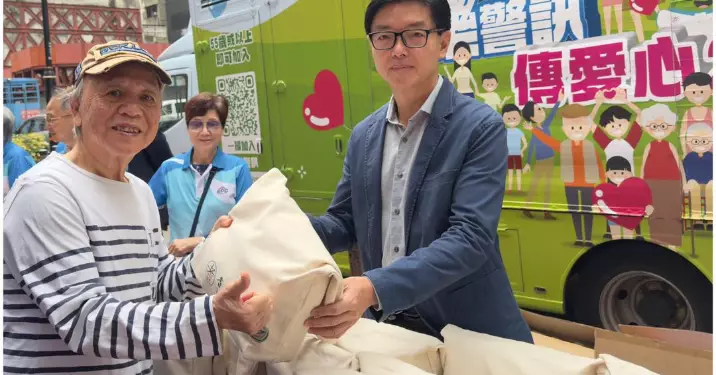 耆樂警訊滅罪活力號 派福袋傳愛心