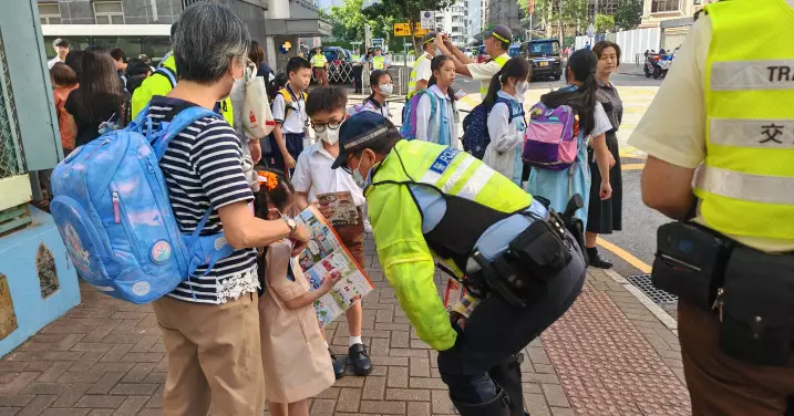 九龍城警方落區宣傳道路安全 派160張宣傳單張