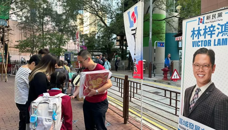 為東大街街坊派發2025年月曆