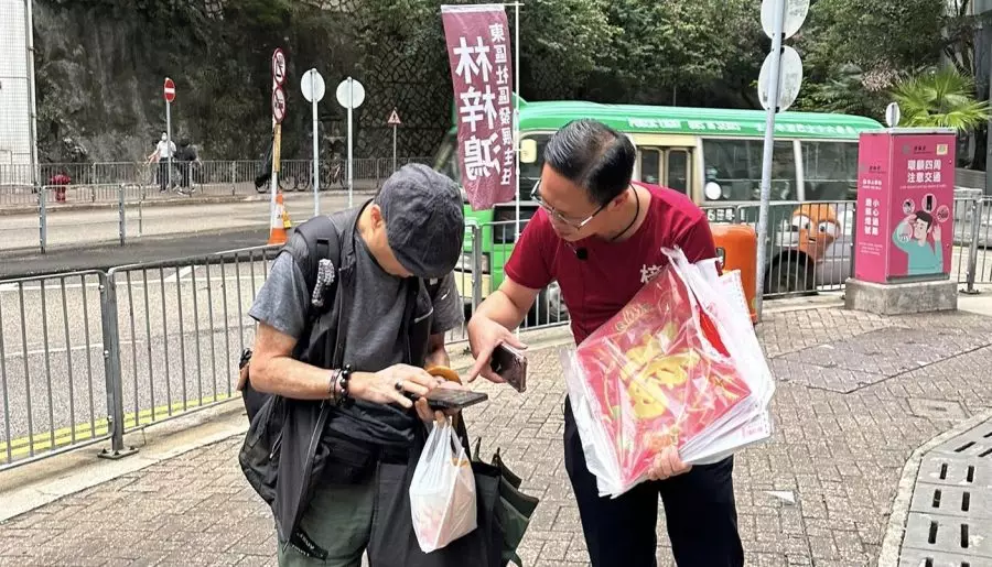 為西灣河興東邨街坊派發2025年月曆