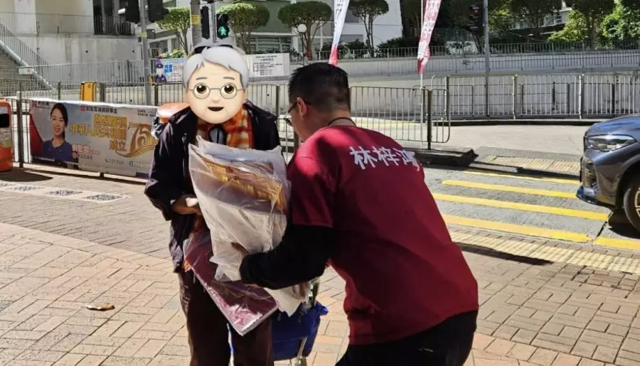 為南豐及鰂魚涌街坊商戶派發2025年月曆
