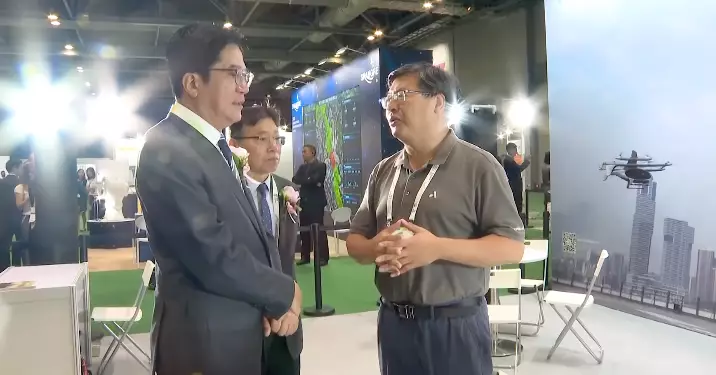 黃偉綸出席「超級樞紐博覽會2024」開幕禮 與推動低空飛行活動機構負責人交流