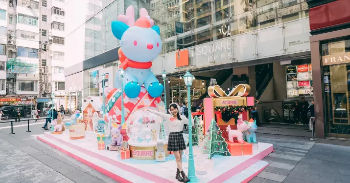 地上至萌萌物 聖誕奇幻登「鹿」 🦌【iSQUARE國際廣場My“Deer”Christmas】🦌 Fluffy House 人氣角色 「My Dear Deer」近100小鹿首度走入商場 ３大糖果色系打卡區域甜蜜過聖誕： 6米高聖誕小鹿座鎮「My “Deer” Christmas夢幻萌鹿聖誕小鎮」 、 初次曝光3米高小鹿聖誕樹「『鹿』樹銀花童話王國」 可愛小鹿浪漫森林「聖誕『鹿』園森度遊」 聖誕好禮換領：親親大自然聖誕小鹿便攜環保餐具 分享喜悅派發甜甜爆谷