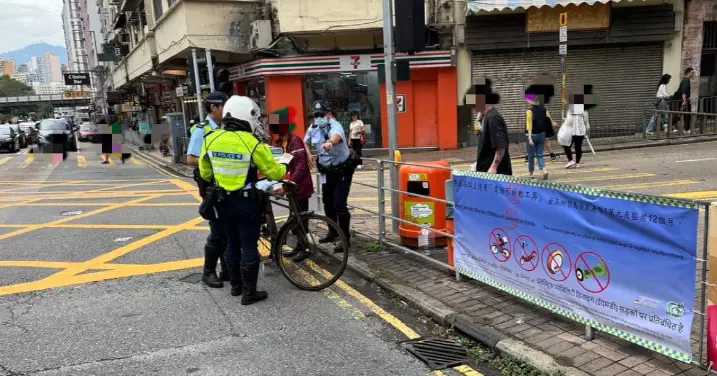 九龍城警區在區內多個交通黑點進行教育宣傳有關單車及行人違例事項