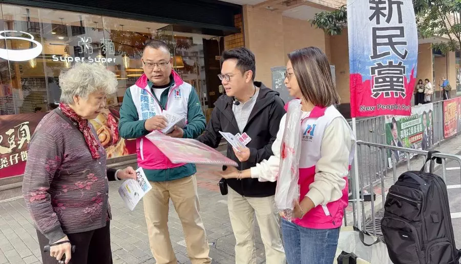 新民黨柴灣團隊｜為杏花邨街坊派發2025年月曆