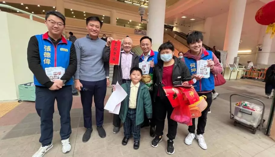 民建聯支部團隊為市民寫揮春迎新歲