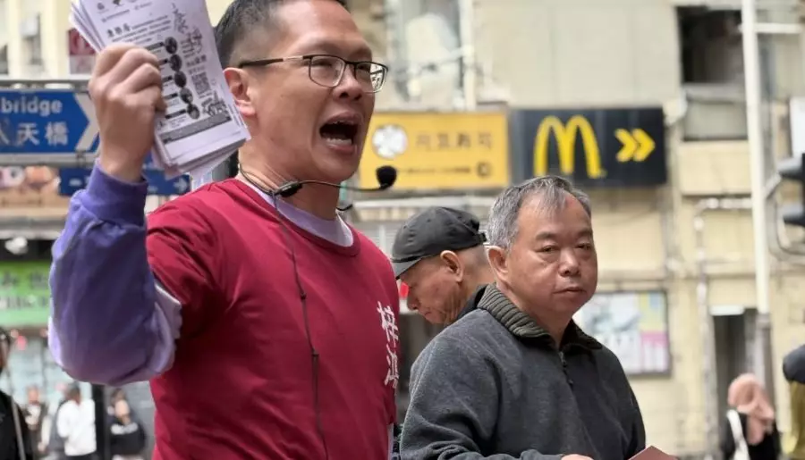為西灣河街坊宣傳康灣大廈聯會服務及贈送年曆咭