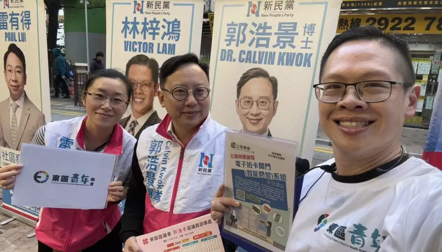 東區青年聯會x新民黨東區團隊x公屋聯會｜向東大街街坊進行公屋聯會問卷調查及贈送月曆卡