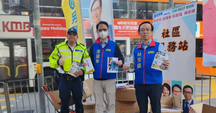九龍城警區在交通黑點進行教育宣傳有關單車及行人違例事項    共發101張宣傳單張
