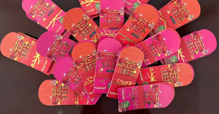 喜迎新歲 大埔民政處派發精美賀年利是封