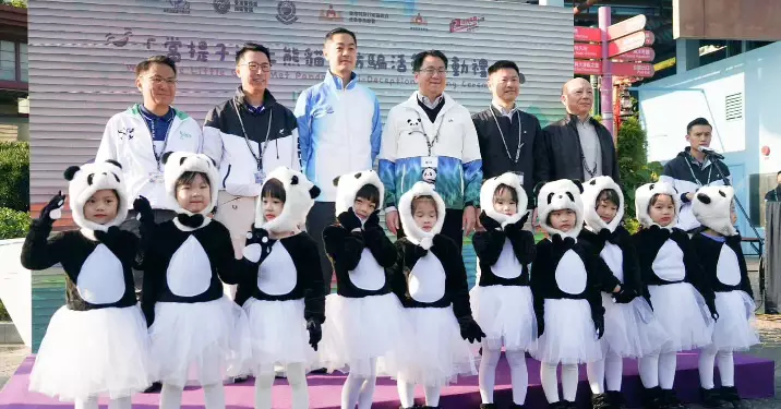 大熊貓喺海洋公園乘搭提子纜車