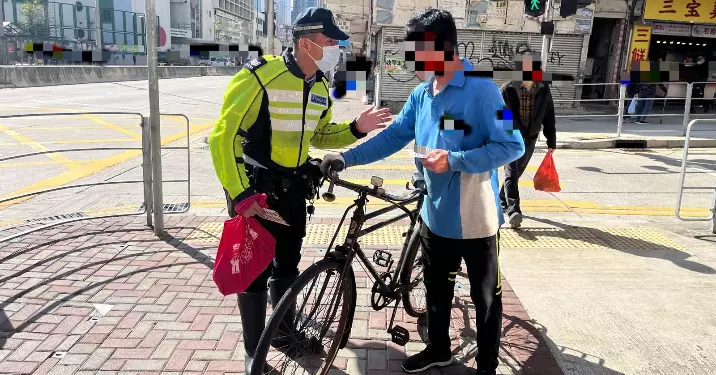 九龍城警區在交通黑點進行教育宣傳有關單車及行人違例事項    共發80張宣傳單張