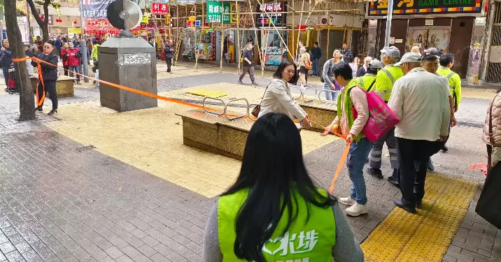 深水埗大廈水管無啦啦爆裂大噴水   幸有議員關愛隊極速跟進