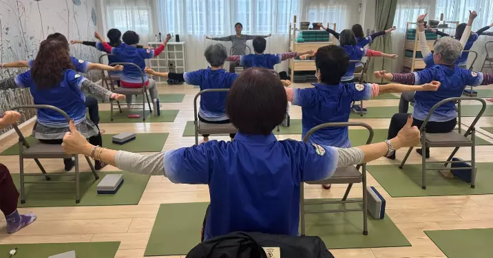 「油尖區耆樂警訊瑜伽班」
