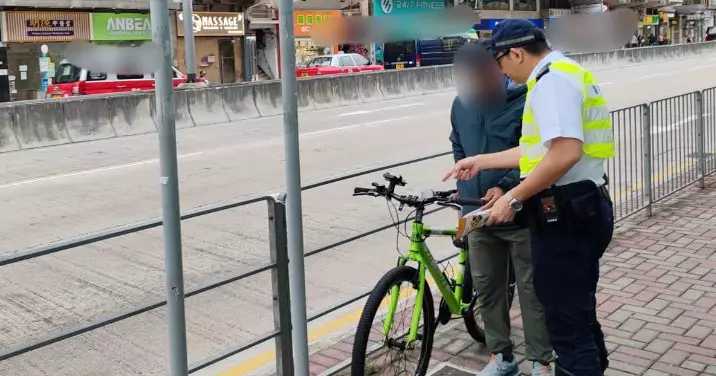 九龍城警區在交通黑點進行教育宣傳有關單車及行人違例事項 共發99張宣傳單張
