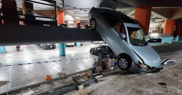 華貴邨驚險車禍：私家車衝越欄杆45度插斜坡 88歲司機受傷