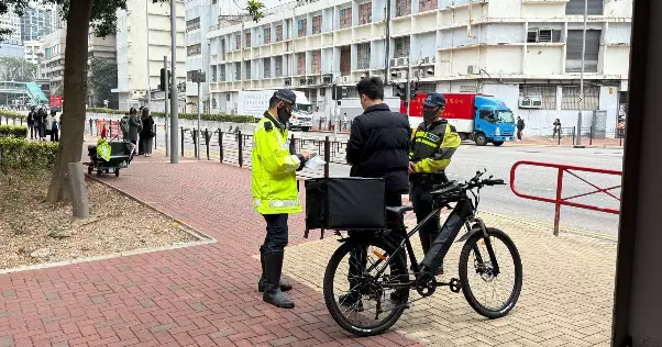荃灣警區嚴打交通違法 拘捕非法駕駛電單車男子 發數百張罰單