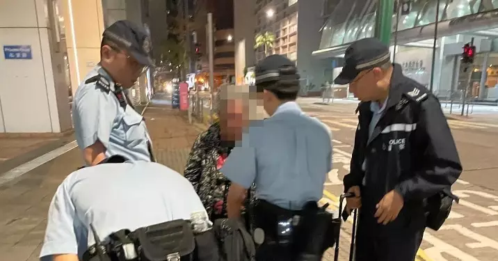 迷途別怕、警尋回迷途老人家、與家人團聚