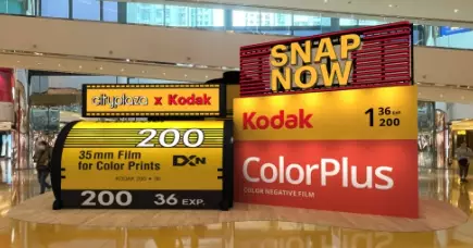 太古城中心X Kodak《HAPPY SNAPS》 大玩Y2K風格!朝聖韓流人氣打卡空間 人生四格彩色濾鏡照GET! 首度引入韓風Kodak Apparel系列 多款時尚單品快閃登場 必購清單!鎖定Kodak PIXPRO C1一連5日限定首賣及現場限定優惠