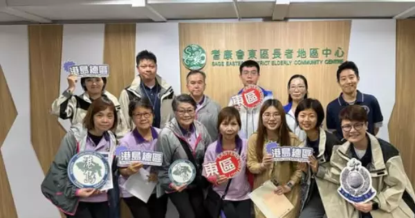 東區警區•港島總區 | 派發及教導照顧者使用智能定位裝置