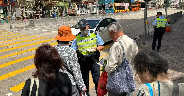 九龍城警區在交通黑點進行教育宣傳有關單車及行人違例事項    共發80張宣傳單張