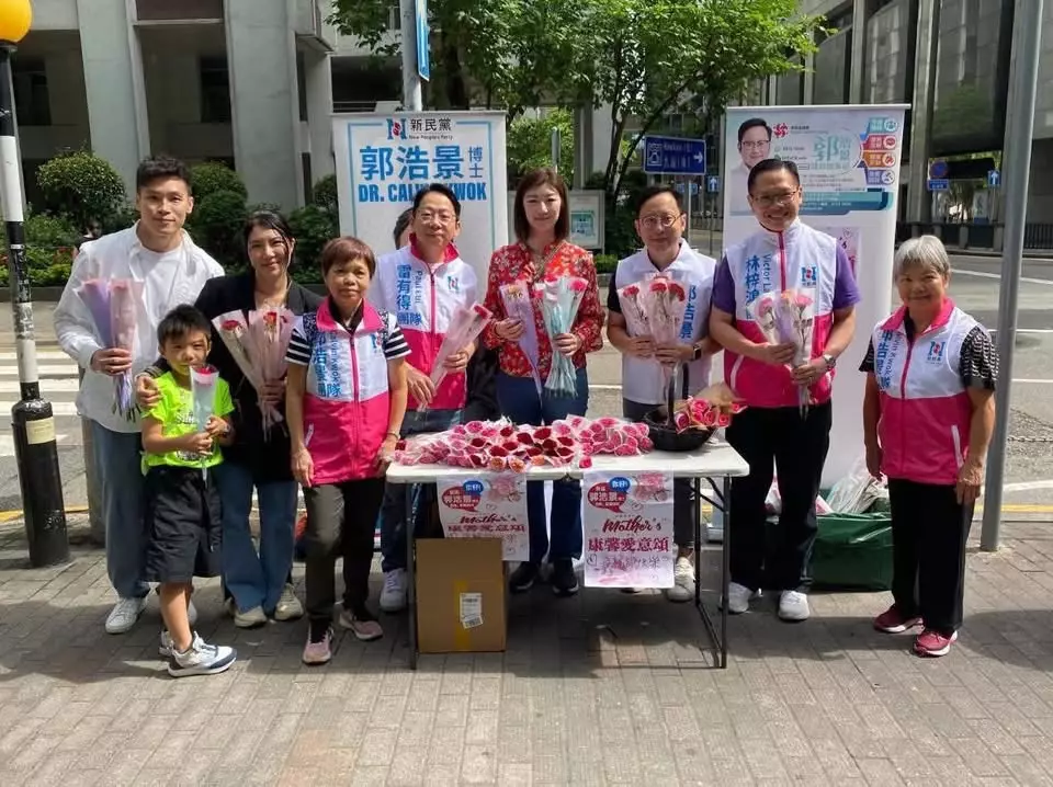 新民黨東區團隊｜為東區母親送上鮮花