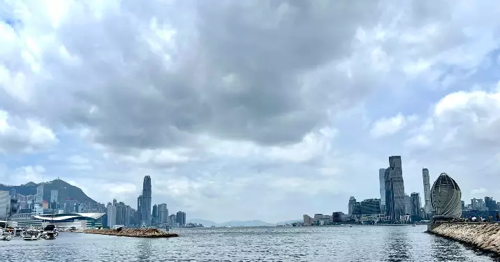 長假最後一日羅淑佩海濱踱步感受維港寫意閒適 冀市民齊來發掘香港之美