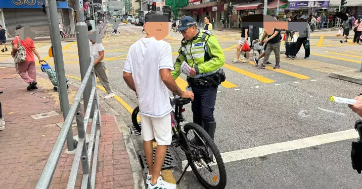 九龍城警區在交通黑點進行教育宣傳有關單車及行人違例事項    共發86張宣傳單張