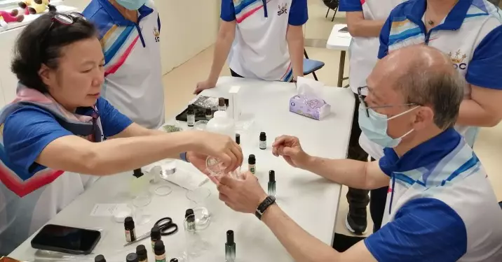 灣仔警區耆樂警訊香水製作班溫馨舉行