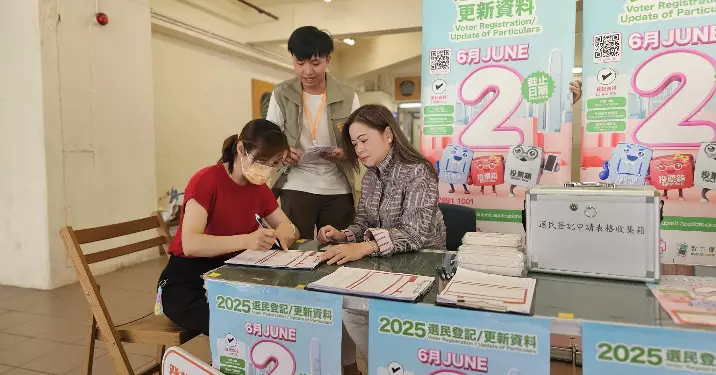 羅淑佩荃灣選民登記站派宣傳單張 籲市民把握機會登記成選民履行公民責任