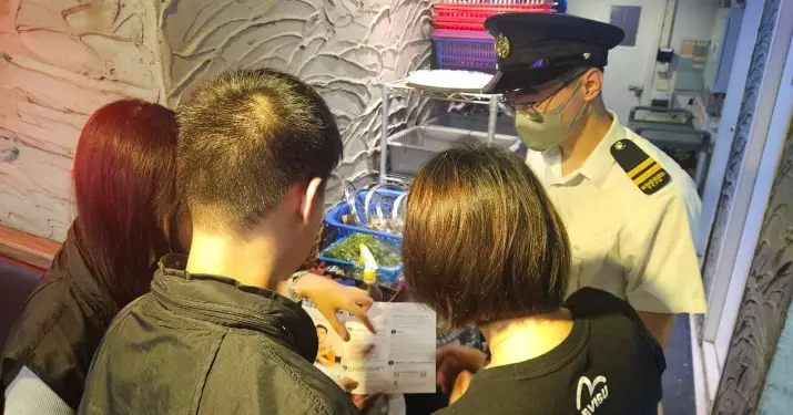 西區警區跨部門聯合巡查酒牌處所 提升業界守法意識 共創優質商住環境