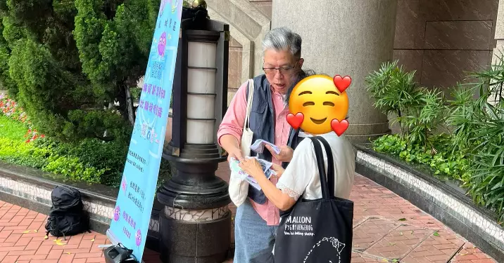 九龍城警民關係組海逸豪園派宣傳單張 籲市民提防層出不窮行騙手法