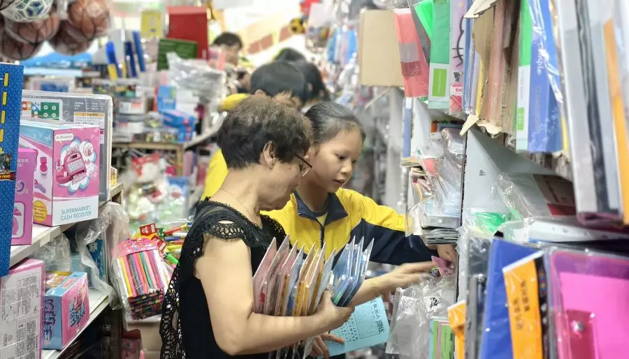 小學生到文具店作職涯體驗