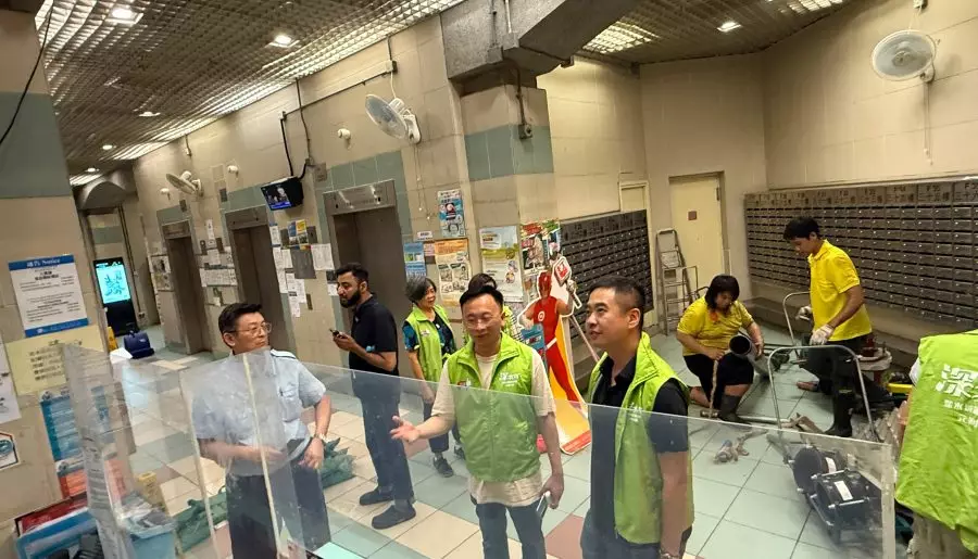 深水埗關愛隊協助處理突發停水事故