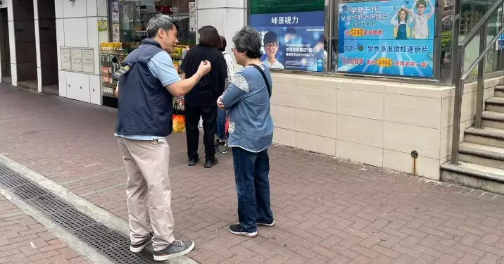 九龍城警民關係組欣榮花園商場及九龍城街市派宣傳單張 籲市民提防層出不窮行騙手法